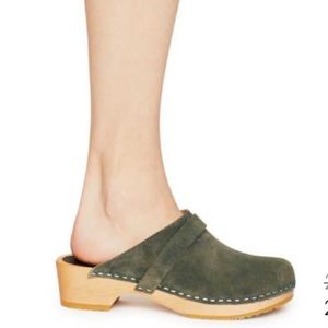 Swedish Hasbeens BNWT olive Suede Slip in Husband Clog Size 7. ♥️